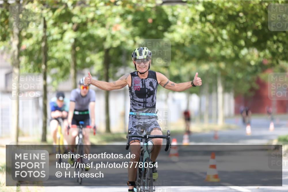 11.08.2024 - GEWOBA Citytriathlon Bremen H.Heesch http://msf.ph/oto/6778054 11.08.2024 11:46:25 Radfahren 703, 757, 768, 773, 806, 839, 843, 942, 962 meine-sportfotos.de