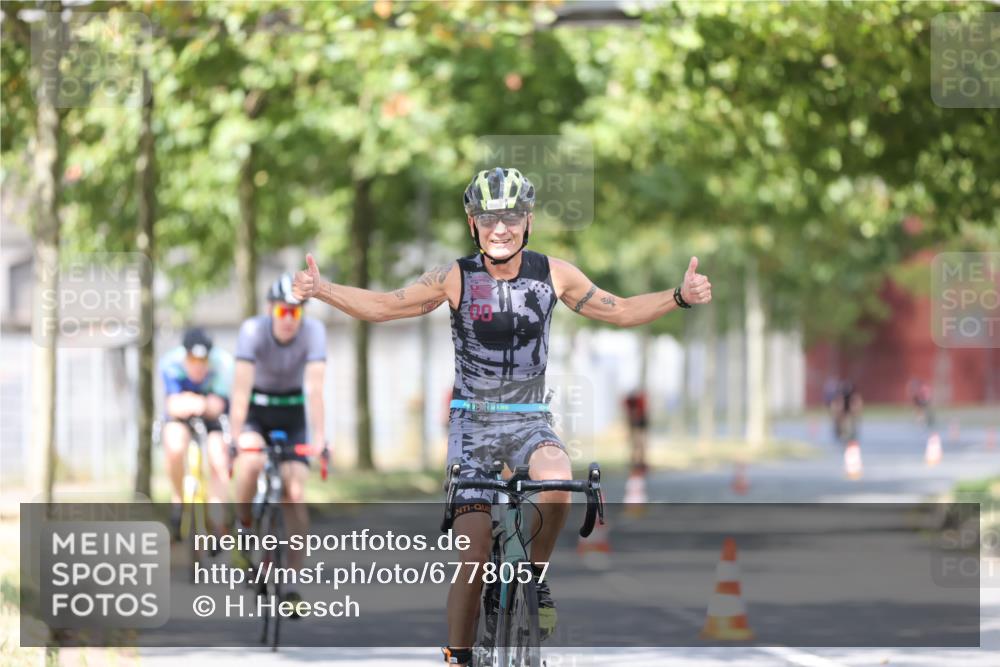 11.08.2024 - GEWOBA Citytriathlon Bremen H.Heesch http://msf.ph/oto/6778057 11.08.2024 11:46:25 Radfahren 703, 757, 768, 773, 806, 839, 843, 942, 962 meine-sportfotos.de