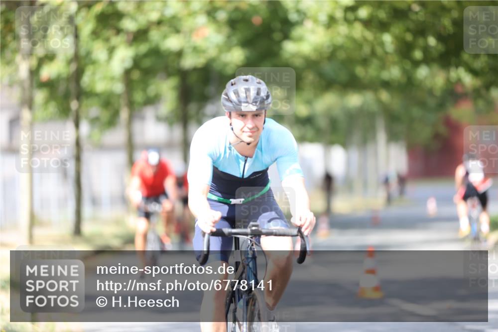 11.08.2024 - GEWOBA Citytriathlon Bremen H.Heesch http://msf.ph/oto/6778141 11.08.2024 11:46:29 Radfahren 703, 757, 768, 773, 839, 843, 942 meine-sportfotos.de