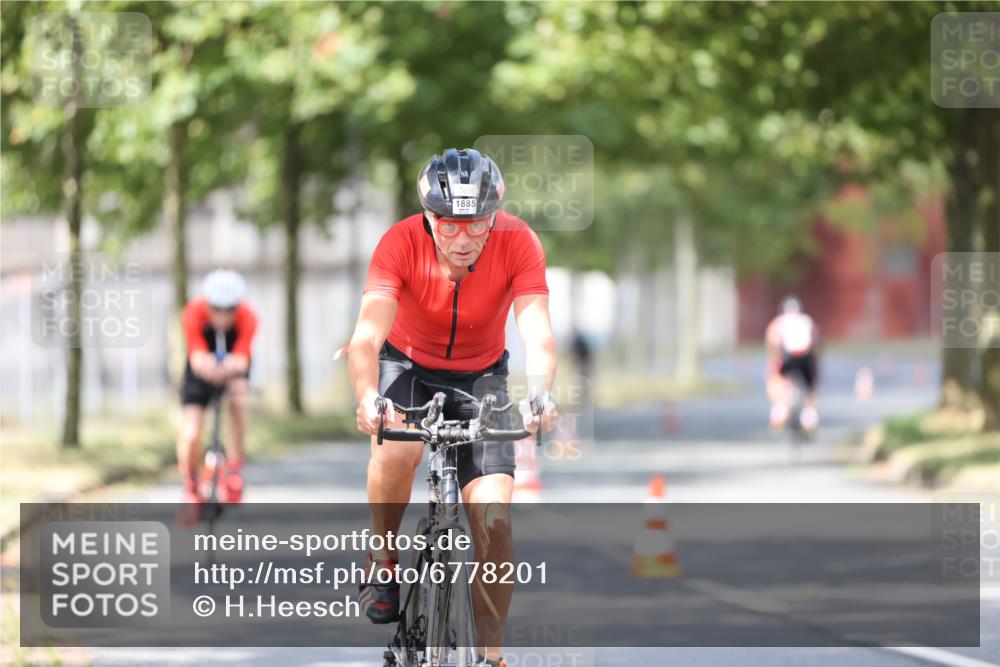 11.08.2024 - GEWOBA Citytriathlon Bremen H.Heesch http://msf.ph/oto/6778201 11.08.2024 11:46:31 Radfahren 703, 757, 768, 773, 798, 839, 843, 942, 1040 meine-sportfotos.de