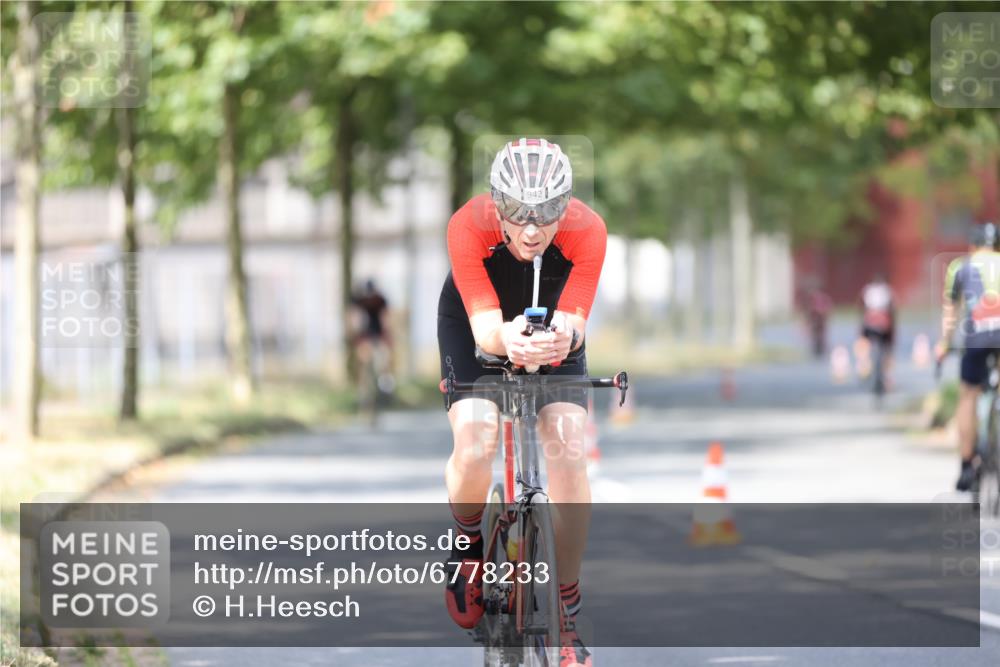 11.08.2024 - GEWOBA Citytriathlon Bremen H.Heesch http://msf.ph/oto/6778233 11.08.2024 11:46:32 Radfahren 703, 757, 768, 773, 798, 839, 843, 942, 1040 meine-sportfotos.de