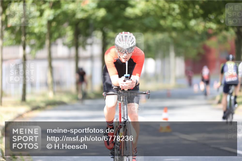 11.08.2024 - GEWOBA Citytriathlon Bremen H.Heesch http://msf.ph/oto/6778236 11.08.2024 11:46:32 Radfahren 703, 757, 768, 773, 798, 839, 843, 942, 1040 meine-sportfotos.de