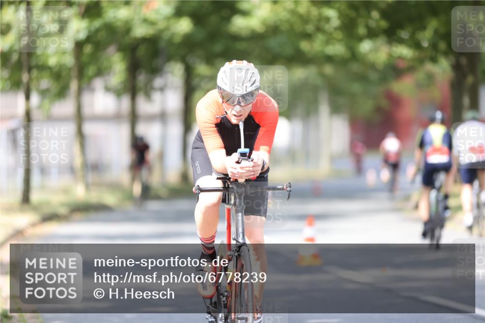 11.08.2024 - GEWOBA Citytriathlon Bremen H.Heesch http://msf.ph/oto/6778239 11.08.2024 11:46:32 Radfahren 703, 757, 768, 773, 798, 839, 843, 942, 1040 meine-sportfotos.de