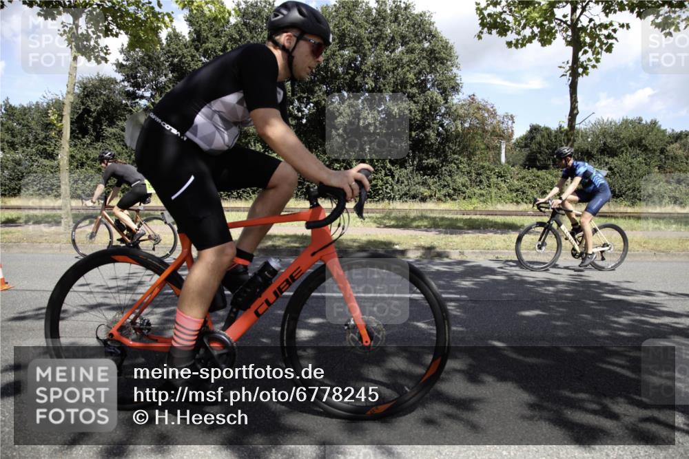 11.08.2024 - GEWOBA Citytriathlon Bremen H.Heesch http://msf.ph/oto/6778245 11.08.2024 13:08:05 Radfahren 235, 244, 252, 301, 327, 330, 333 meine-sportfotos.de