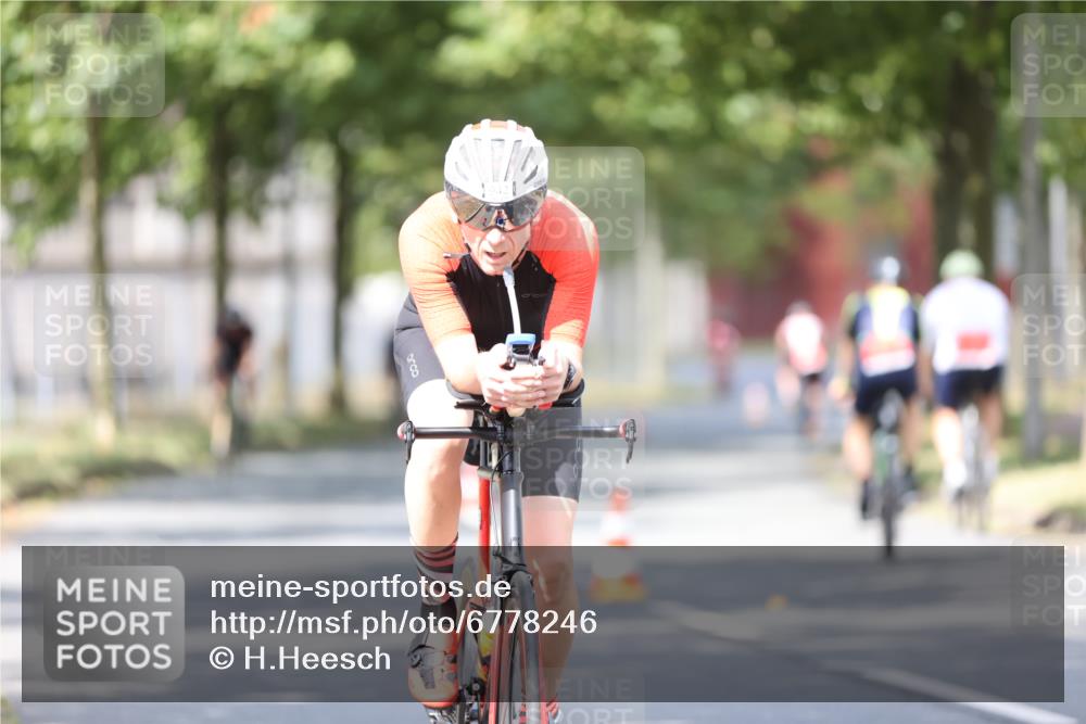 11.08.2024 - GEWOBA Citytriathlon Bremen H.Heesch http://msf.ph/oto/6778246 11.08.2024 11:46:32 Radfahren 703, 757, 768, 773, 798, 839, 843, 942, 1040 meine-sportfotos.de