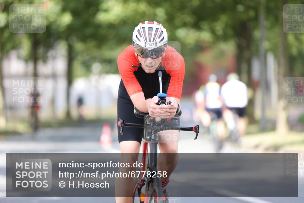 11.08.2024 - GEWOBA Citytriathlon Bremen H.Heesch http://msf.ph/oto/6778258 11.08.2024 11:46:33 Radfahren 703, 757, 768, 773, 798, 839, 843, 942, 1040 meine-sportfotos.de