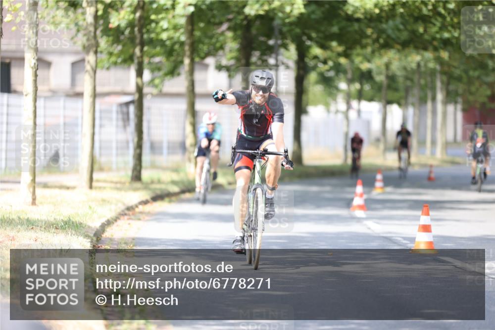 11.08.2024 - GEWOBA Citytriathlon Bremen H.Heesch http://msf.ph/oto/6778271 11.08.2024 11:46:36 Radfahren 703, 757, 768, 773, 798, 839, 843, 942, 1040 meine-sportfotos.de