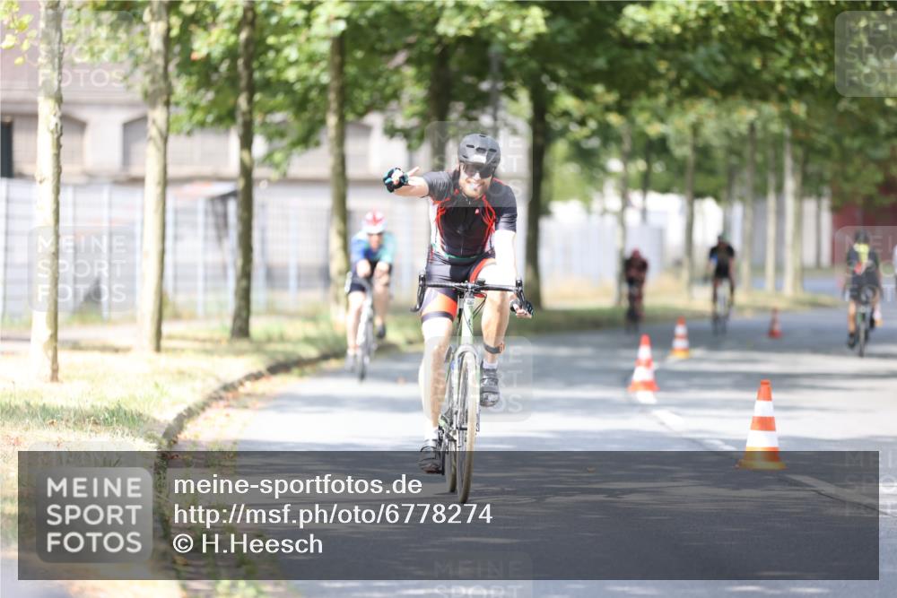 11.08.2024 - GEWOBA Citytriathlon Bremen H.Heesch http://msf.ph/oto/6778274 11.08.2024 11:46:36 Radfahren 703, 757, 768, 773, 798, 839, 843, 942, 1040 meine-sportfotos.de