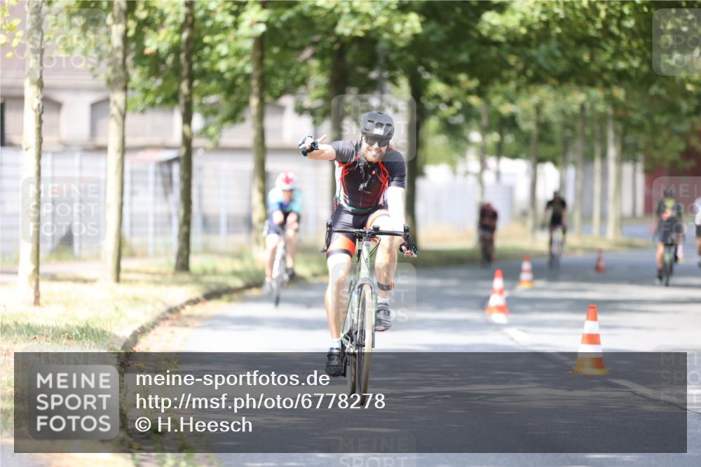 11.08.2024 - GEWOBA Citytriathlon Bremen H.Heesch http://msf.ph/oto/6778278 11.08.2024 11:46:36 Radfahren 703, 757, 768, 773, 798, 839, 843, 942, 1040 meine-sportfotos.de