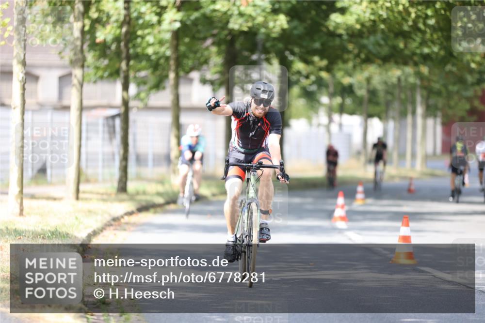 11.08.2024 - GEWOBA Citytriathlon Bremen H.Heesch http://msf.ph/oto/6778281 11.08.2024 11:46:36 Radfahren 703, 757, 768, 773, 798, 839, 843, 942, 1040 meine-sportfotos.de