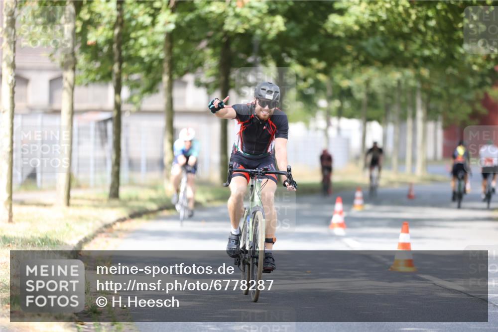 11.08.2024 - GEWOBA Citytriathlon Bremen H.Heesch http://msf.ph/oto/6778287 11.08.2024 11:46:36 Radfahren 703, 757, 768, 773, 798, 839, 843, 942, 1040 meine-sportfotos.de