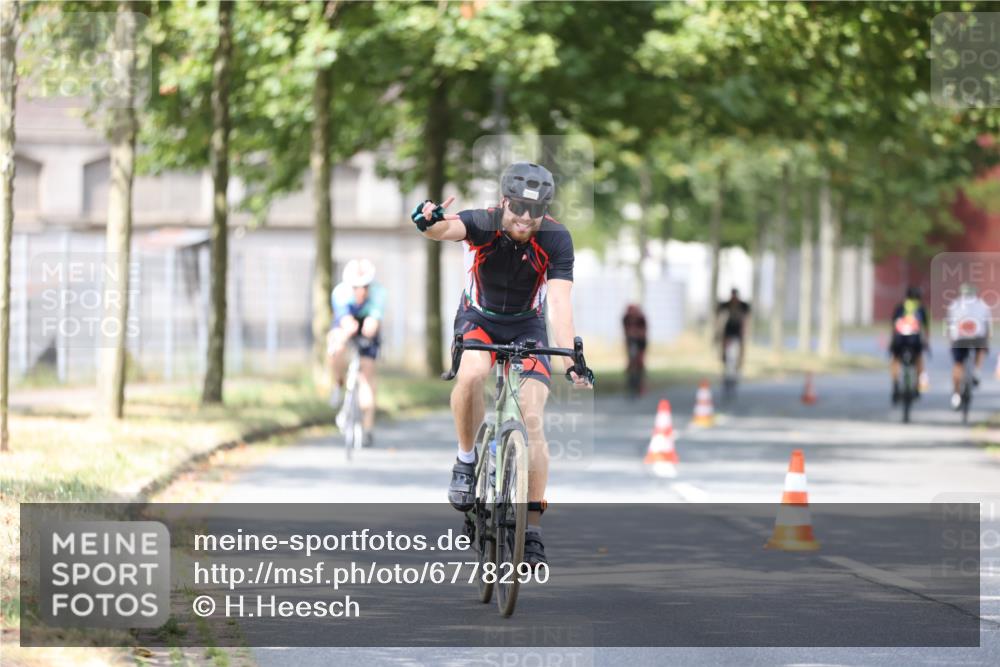 11.08.2024 - GEWOBA Citytriathlon Bremen H.Heesch http://msf.ph/oto/6778290 11.08.2024 11:46:36 Radfahren 703, 757, 768, 773, 798, 839, 843, 942, 1040 meine-sportfotos.de