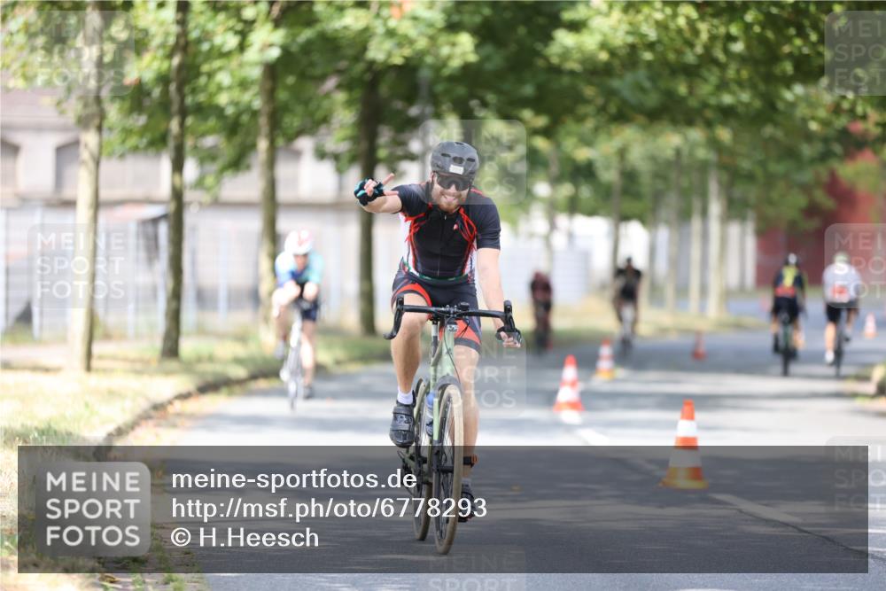 11.08.2024 - GEWOBA Citytriathlon Bremen H.Heesch http://msf.ph/oto/6778293 11.08.2024 11:46:36 Radfahren 703, 757, 768, 773, 798, 839, 843, 942, 1040 meine-sportfotos.de