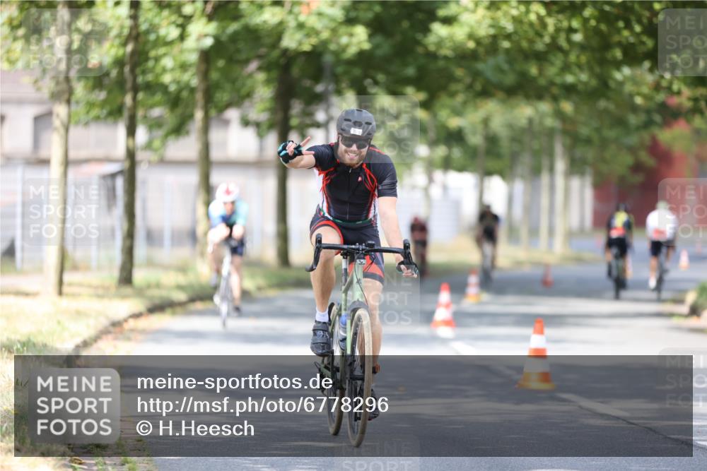 11.08.2024 - GEWOBA Citytriathlon Bremen H.Heesch http://msf.ph/oto/6778296 11.08.2024 11:46:36 Radfahren 703, 757, 768, 773, 798, 839, 843, 942, 1040 meine-sportfotos.de