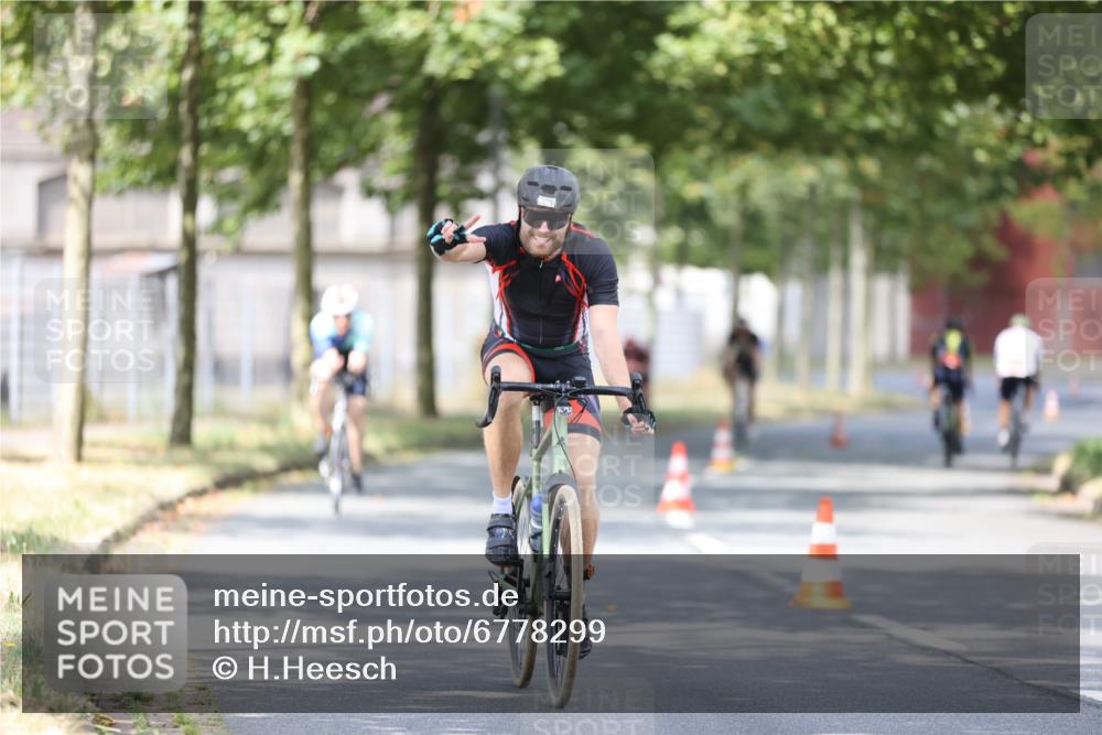 11.08.2024 - GEWOBA Citytriathlon Bremen H.Heesch http://msf.ph/oto/6778299 11.08.2024 11:46:36 Radfahren 703, 757, 768, 773, 798, 839, 843, 942, 1040 meine-sportfotos.de