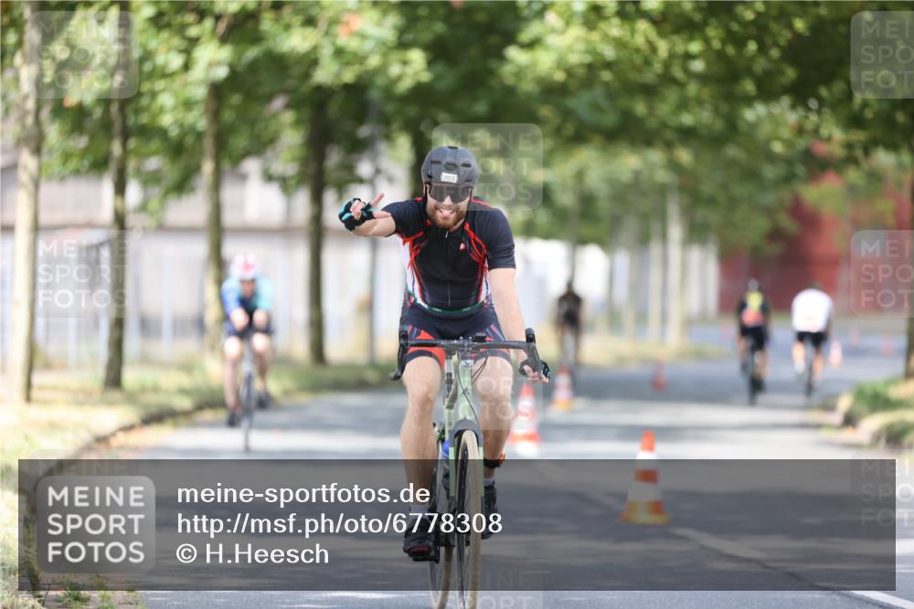 11.08.2024 - GEWOBA Citytriathlon Bremen H.Heesch http://msf.ph/oto/6778308 11.08.2024 11:46:37 Radfahren 703, 757, 768, 773, 798, 839, 843, 942, 1040 meine-sportfotos.de