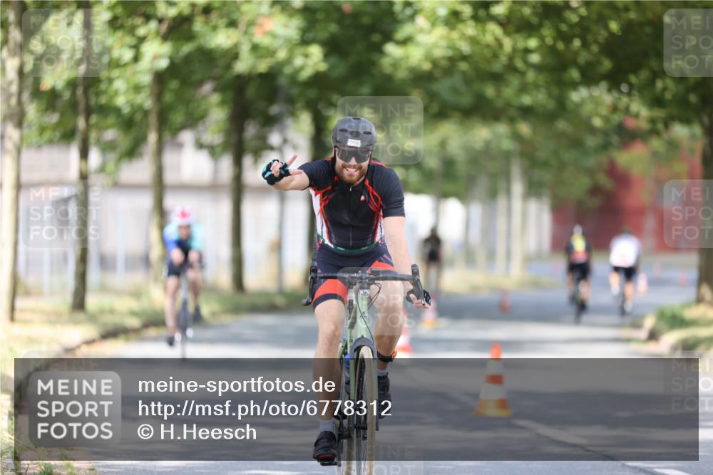 11.08.2024 - GEWOBA Citytriathlon Bremen H.Heesch http://msf.ph/oto/6778312 11.08.2024 11:46:37 Radfahren 703, 757, 768, 773, 798, 839, 843, 942, 1040 meine-sportfotos.de