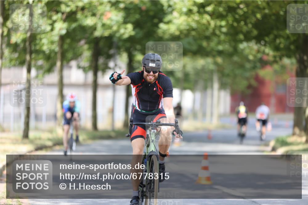 11.08.2024 - GEWOBA Citytriathlon Bremen H.Heesch http://msf.ph/oto/6778315 11.08.2024 11:46:37 Radfahren 703, 757, 768, 773, 798, 839, 843, 942, 1040 meine-sportfotos.de