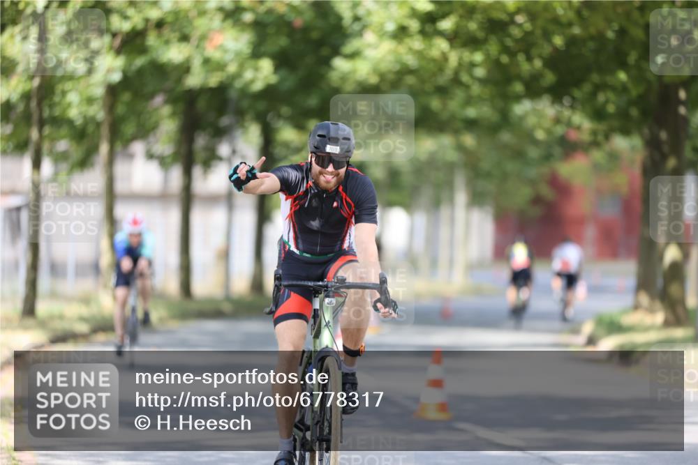 11.08.2024 - GEWOBA Citytriathlon Bremen H.Heesch http://msf.ph/oto/6778317 11.08.2024 11:46:37 Radfahren 703, 757, 768, 773, 798, 839, 843, 942, 1040 meine-sportfotos.de