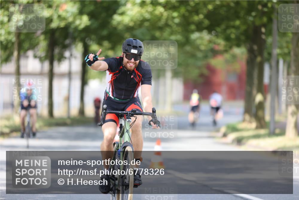 11.08.2024 - GEWOBA Citytriathlon Bremen H.Heesch http://msf.ph/oto/6778326 11.08.2024 11:46:37 Radfahren 703, 757, 768, 773, 798, 839, 843, 942, 1040 meine-sportfotos.de