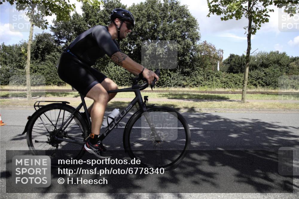 11.08.2024 - GEWOBA Citytriathlon Bremen H.Heesch http://msf.ph/oto/6778340 11.08.2024 13:10:15 Radfahren 280, 285, 287, 300, 338, 1006 meine-sportfotos.de