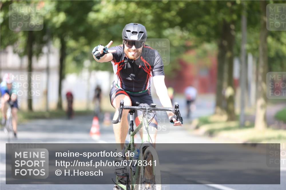11.08.2024 - GEWOBA Citytriathlon Bremen H.Heesch http://msf.ph/oto/6778341 11.08.2024 11:46:37 Radfahren 703, 757, 768, 773, 798, 839, 843, 942, 1040 meine-sportfotos.de