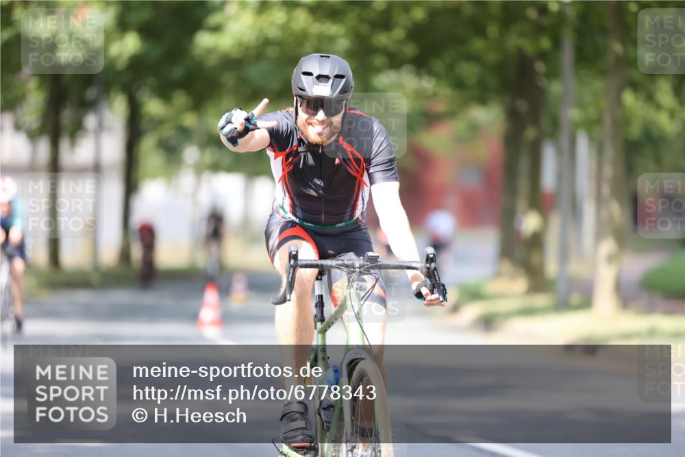 11.08.2024 - GEWOBA Citytriathlon Bremen H.Heesch http://msf.ph/oto/6778343 11.08.2024 11:46:37 Radfahren 703, 757, 768, 773, 798, 839, 843, 942, 1040 meine-sportfotos.de