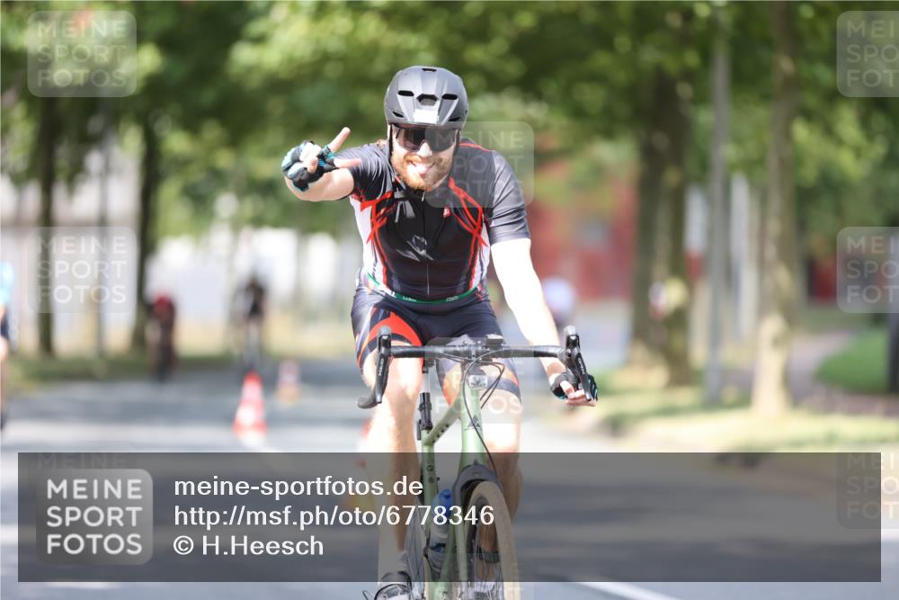 11.08.2024 - GEWOBA Citytriathlon Bremen H.Heesch http://msf.ph/oto/6778346 11.08.2024 11:46:37 Radfahren 703, 757, 768, 773, 798, 839, 843, 942, 1040 meine-sportfotos.de