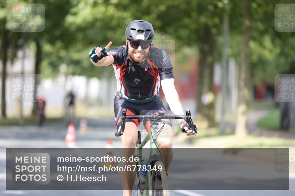 11.08.2024 - GEWOBA Citytriathlon Bremen H.Heesch http://msf.ph/oto/6778349 11.08.2024 11:46:37 Radfahren 703, 757, 768, 773, 798, 839, 843, 942, 1040 meine-sportfotos.de