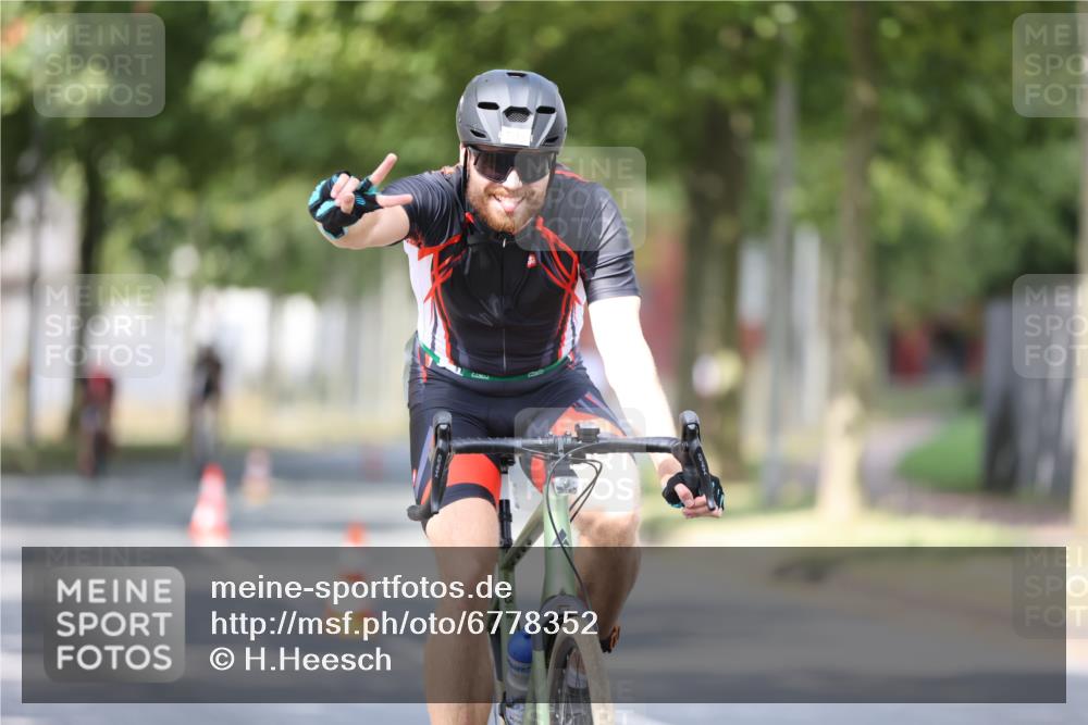 11.08.2024 - GEWOBA Citytriathlon Bremen H.Heesch http://msf.ph/oto/6778352 11.08.2024 11:46:37 Radfahren 703, 757, 768, 773, 798, 839, 843, 942, 1040 meine-sportfotos.de