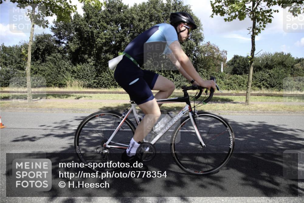 11.08.2024 - GEWOBA Citytriathlon Bremen H.Heesch http://msf.ph/oto/6778354 11.08.2024 13:10:31 Radfahren 205, 206, 215, 222, 245, 259, 265, 280, 338, 339, 460, 1006 meine-sportfotos.de