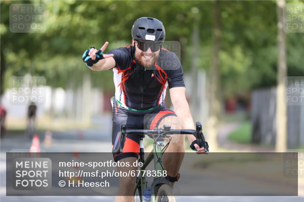 11.08.2024 - GEWOBA Citytriathlon Bremen H.Heesch http://msf.ph/oto/6778358 11.08.2024 11:46:37 Radfahren 703, 757, 768, 773, 798, 839, 843, 942, 1040 meine-sportfotos.de