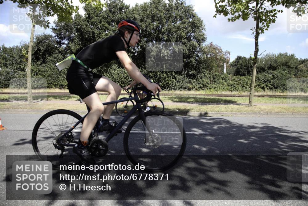 11.08.2024 - GEWOBA Citytriathlon Bremen H.Heesch http://msf.ph/oto/6778371 11.08.2024 13:10:38 Radfahren 205, 206, 215, 222, 245, 259, 265, 277, 339, 399, 460, 1006 meine-sportfotos.de