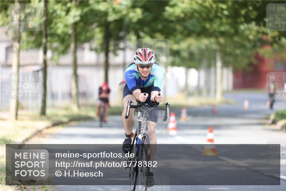 11.08.2024 - GEWOBA Citytriathlon Bremen H.Heesch http://msf.ph/oto/6778382 11.08.2024 11:46:39 Radfahren 703, 768, 773, 798, 843, 942, 1040 meine-sportfotos.de