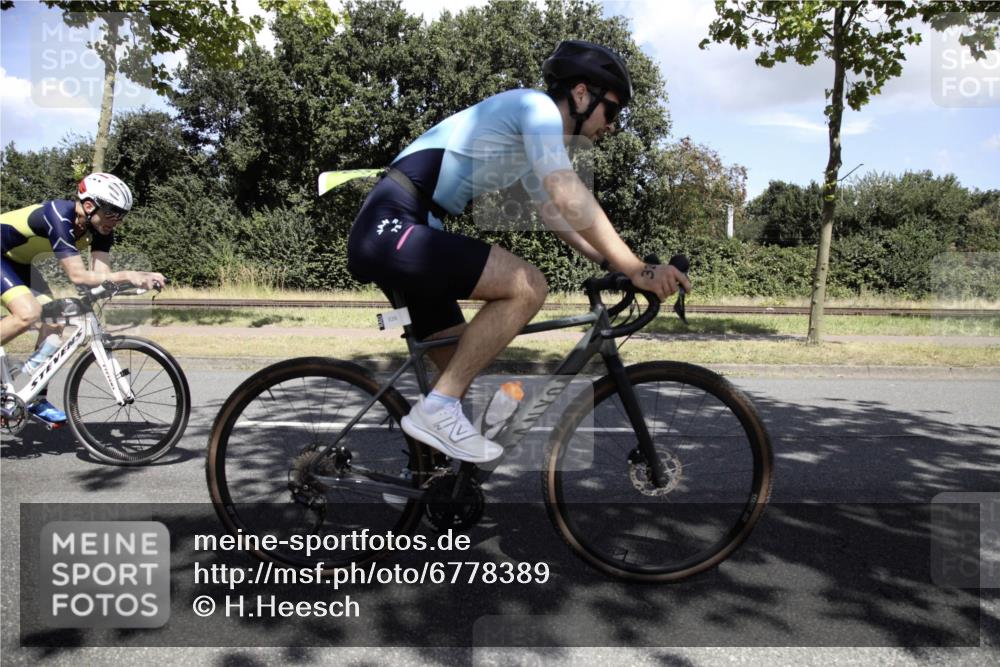 11.08.2024 - GEWOBA Citytriathlon Bremen H.Heesch http://msf.ph/oto/6778389 11.08.2024 13:10:56 Radfahren 234, 277, 293, 321, 326, 399, 492, 534 meine-sportfotos.de