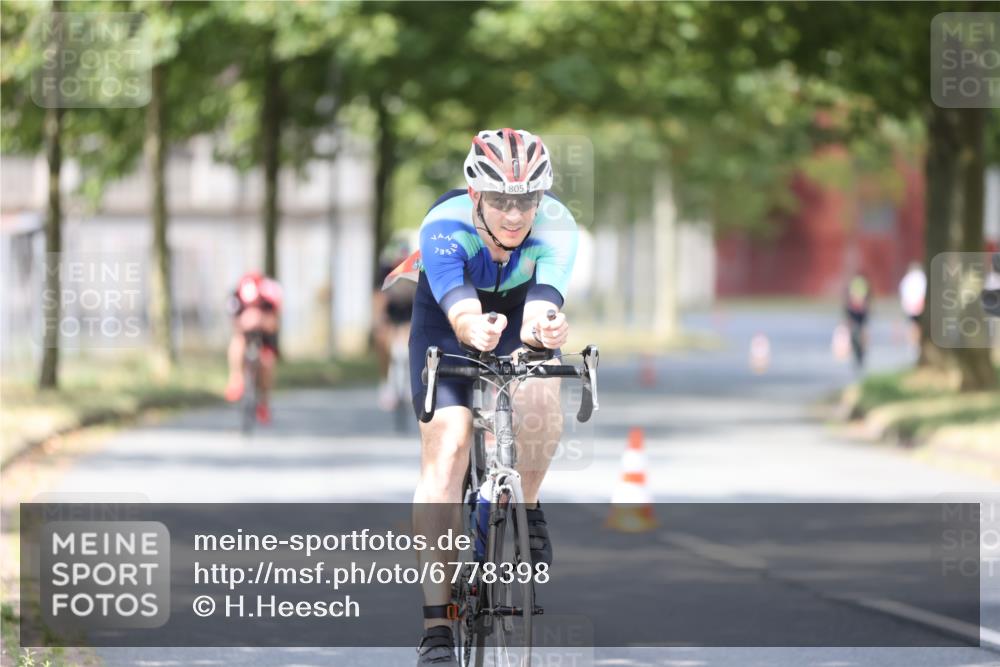 11.08.2024 - GEWOBA Citytriathlon Bremen H.Heesch http://msf.ph/oto/6778398 11.08.2024 11:46:39 Radfahren 703, 768, 773, 798, 843, 942, 1040 meine-sportfotos.de