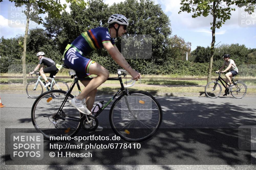 11.08.2024 - GEWOBA Citytriathlon Bremen H.Heesch http://msf.ph/oto/6778410 11.08.2024 13:11:18 Radfahren 212, 217, 223, 233, 278, 308, 315, 426, 428, 459, 474, 518, 534, 538 meine-sportfotos.de