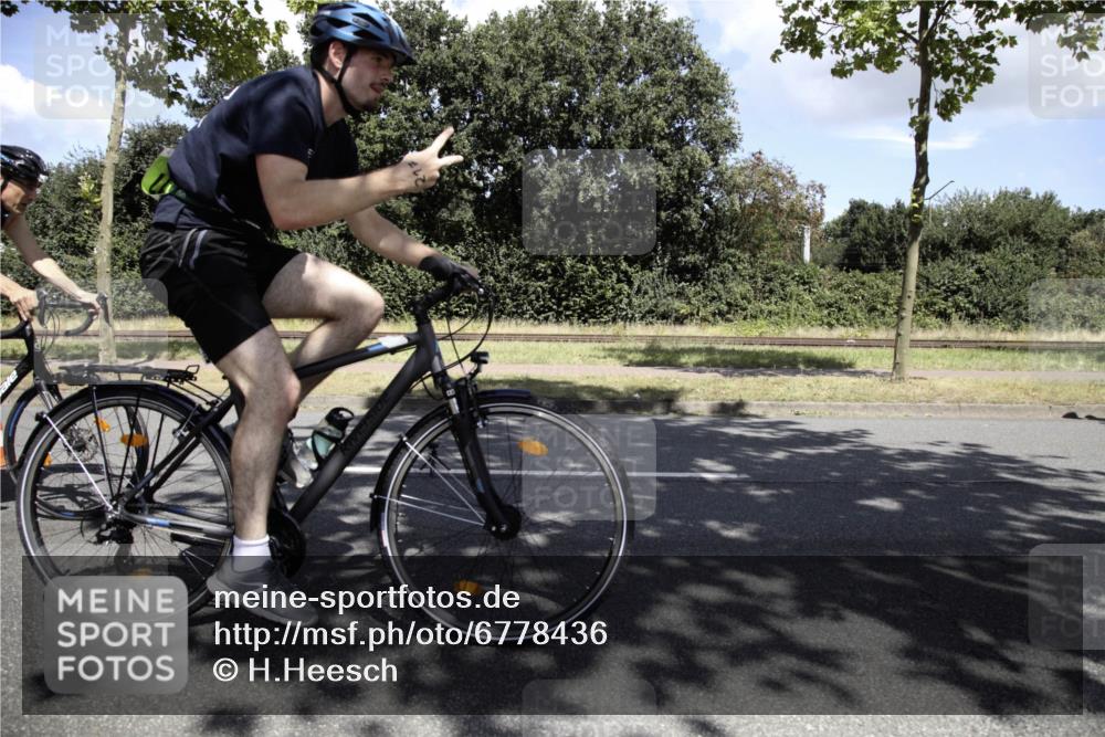 11.08.2024 - GEWOBA Citytriathlon Bremen H.Heesch http://msf.ph/oto/6778436 11.08.2024 13:11:28 Radfahren 212, 217, 223, 233, 262, 278, 282, 308, 311, 315, 324, 337, 379, 413, 426, 428, 474, 518, 538, 542 meine-sportfotos.de