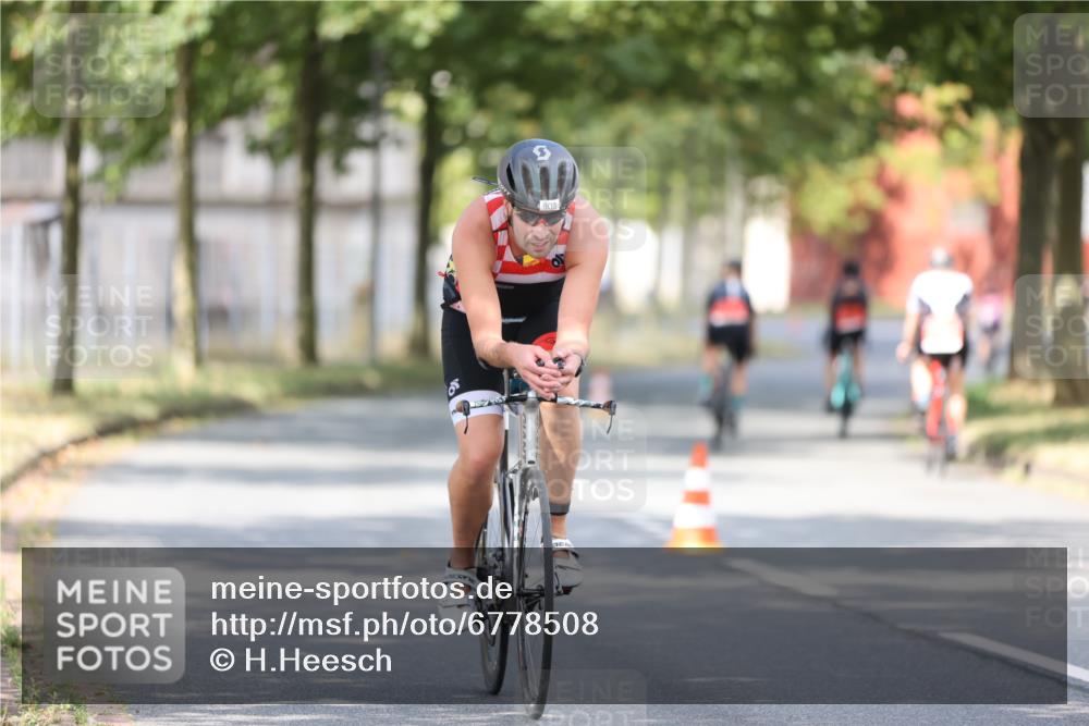 11.08.2024 - GEWOBA Citytriathlon Bremen H.Heesch http://msf.ph/oto/6778508 11.08.2024 11:46:56 Radfahren 798, 903 meine-sportfotos.de