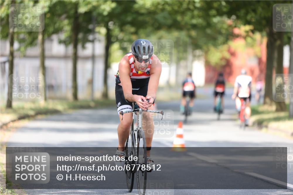 11.08.2024 - GEWOBA Citytriathlon Bremen H.Heesch http://msf.ph/oto/6778512 11.08.2024 11:46:56 Radfahren 798, 903 meine-sportfotos.de