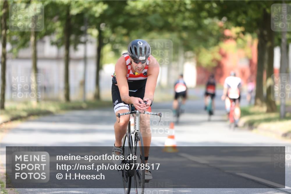 11.08.2024 - GEWOBA Citytriathlon Bremen H.Heesch http://msf.ph/oto/6778517 11.08.2024 11:46:56 Radfahren 798, 903 meine-sportfotos.de