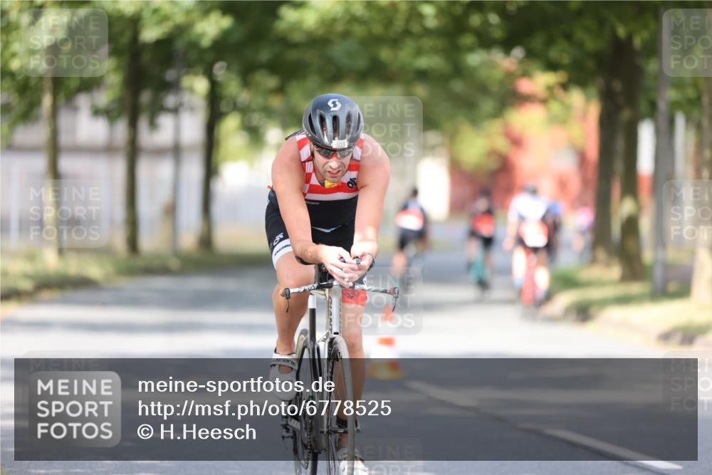 11.08.2024 - GEWOBA Citytriathlon Bremen H.Heesch http://msf.ph/oto/6778525 11.08.2024 11:46:56 Radfahren 798, 903 meine-sportfotos.de