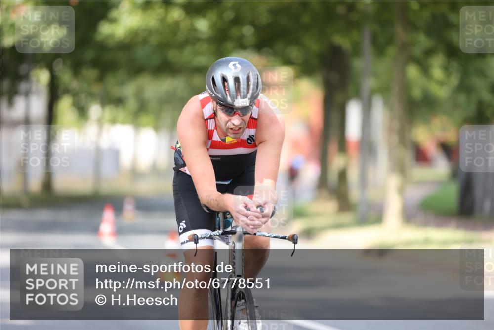 11.08.2024 - GEWOBA Citytriathlon Bremen H.Heesch http://msf.ph/oto/6778551 11.08.2024 11:46:56 Radfahren 798, 903 meine-sportfotos.de