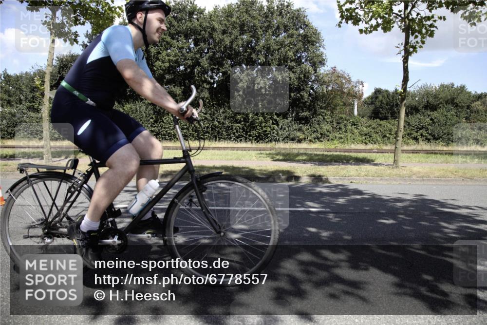 11.08.2024 - GEWOBA Citytriathlon Bremen H.Heesch http://msf.ph/oto/6778557 11.08.2024 13:12:27 Radfahren 242, 310, 319, 350, 363, 368, 372, 425, 434 meine-sportfotos.de