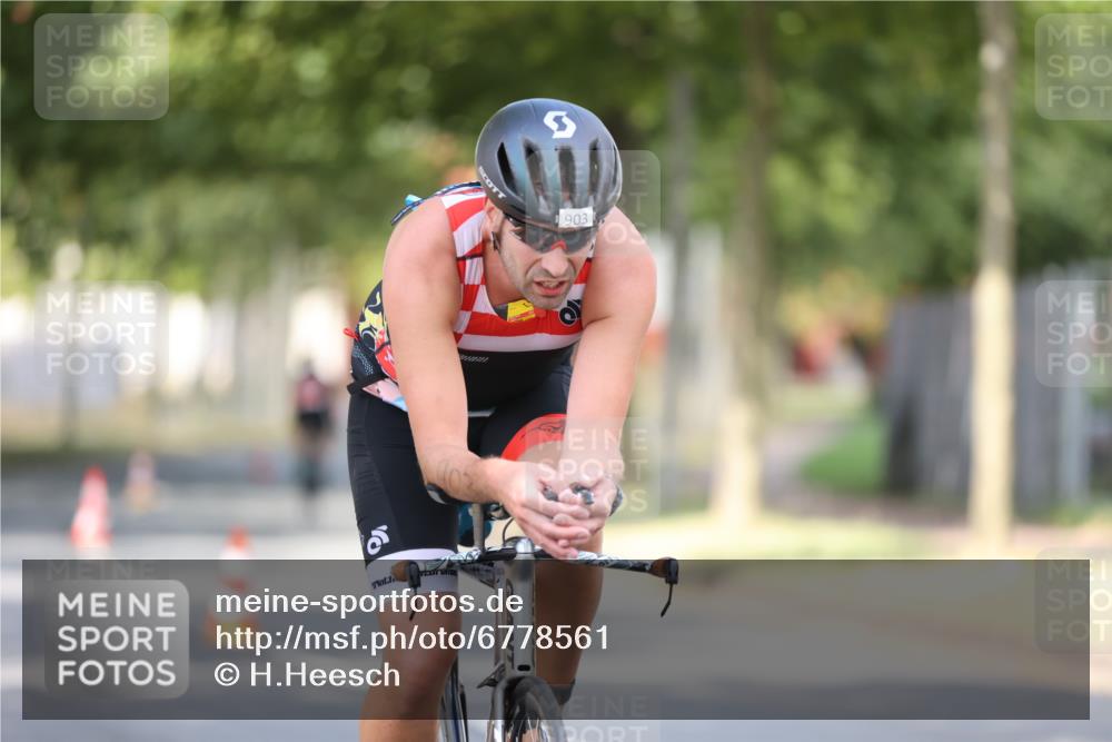 11.08.2024 - GEWOBA Citytriathlon Bremen H.Heesch http://msf.ph/oto/6778561 11.08.2024 11:46:56 Radfahren 798, 903 meine-sportfotos.de