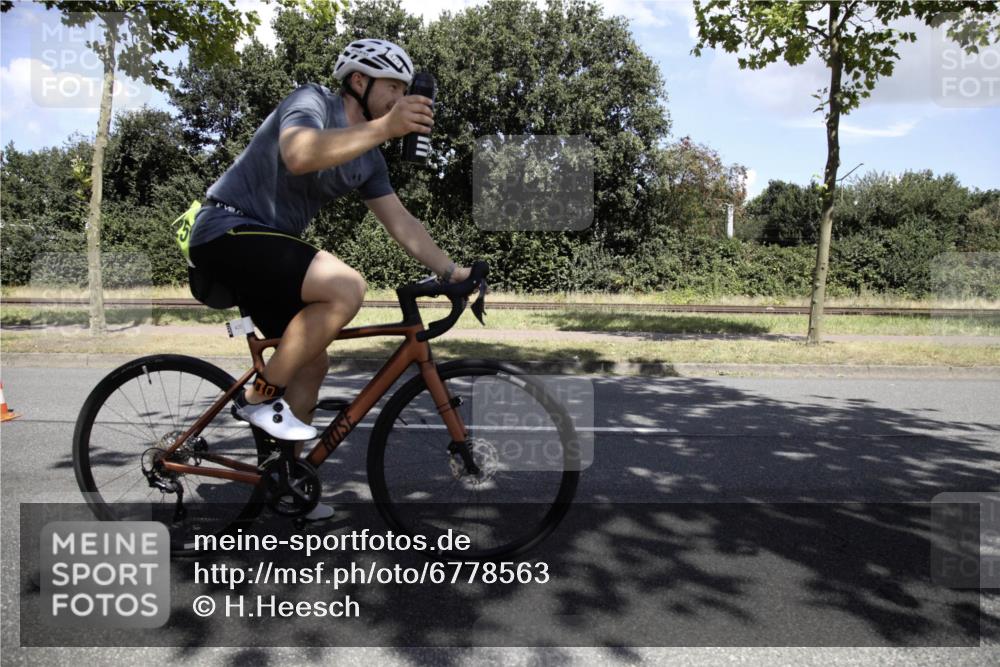 11.08.2024 - GEWOBA Citytriathlon Bremen H.Heesch http://msf.ph/oto/6778563 11.08.2024 13:12:28 Radfahren 242, 310, 319, 350, 363, 368, 372, 425, 434 meine-sportfotos.de