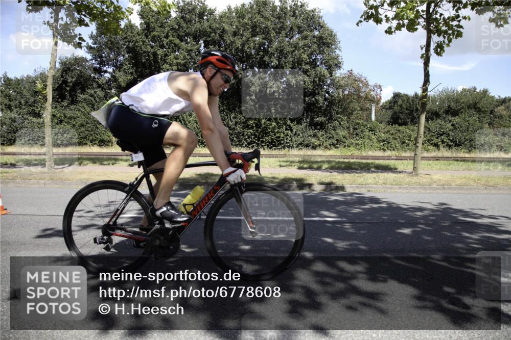 11.08.2024 - GEWOBA Citytriathlon Bremen H.Heesch http://msf.ph/oto/6778608 11.08.2024 13:13:04 Radfahren 281, 422, 448, 457 meine-sportfotos.de