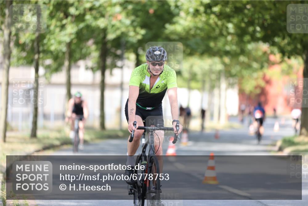 11.08.2024 - GEWOBA Citytriathlon Bremen H.Heesch http://msf.ph/oto/6778753 11.08.2024 11:47:30 Radfahren 752, 779, 800, 860, 864, 865, 899, 944, 958, 997, 1013, 1019 meine-sportfotos.de