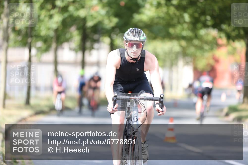 11.08.2024 - GEWOBA Citytriathlon Bremen H.Heesch http://msf.ph/oto/6778851 11.08.2024 11:47:33 Radfahren 752, 800, 860, 864, 865, 899, 911, 933, 944, 958, 997, 1013, 1015, 1019 meine-sportfotos.de