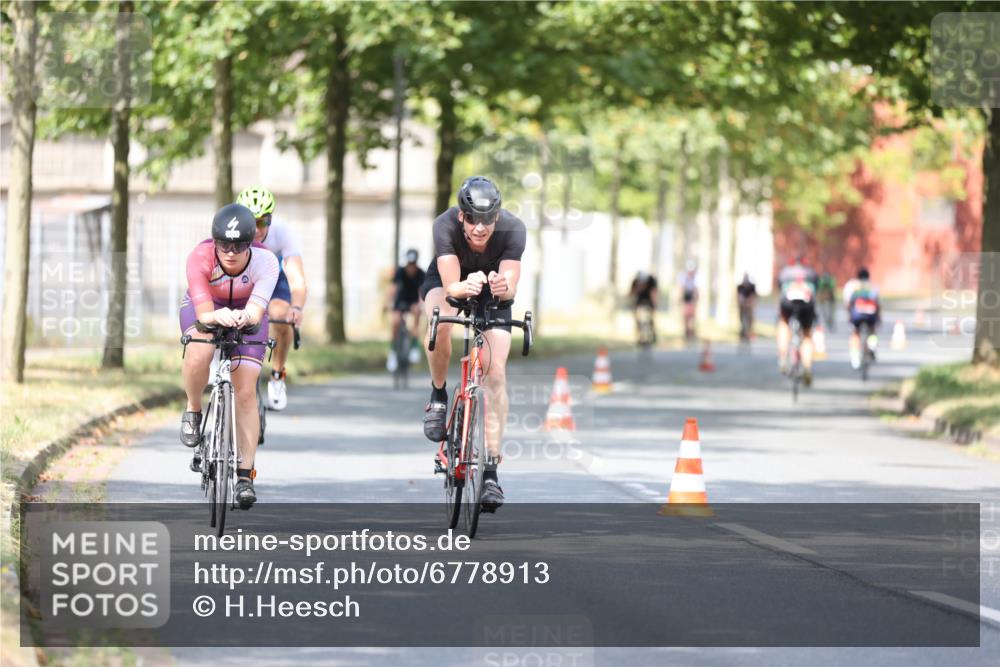 11.08.2024 - GEWOBA Citytriathlon Bremen H.Heesch http://msf.ph/oto/6778913 11.08.2024 11:47:35 Radfahren 752, 800, 860, 899, 907, 911, 933, 944, 958, 997, 1013, 1015, 1019 meine-sportfotos.de